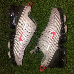 VAPORMAX FLYKNIT 3 ‘PARTICLE GREY UNIVERSITY RED’